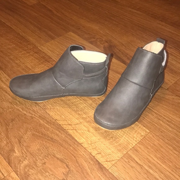 NEW Women’s size 6 stylish gray ankle boot slides - Picture 3 of 5